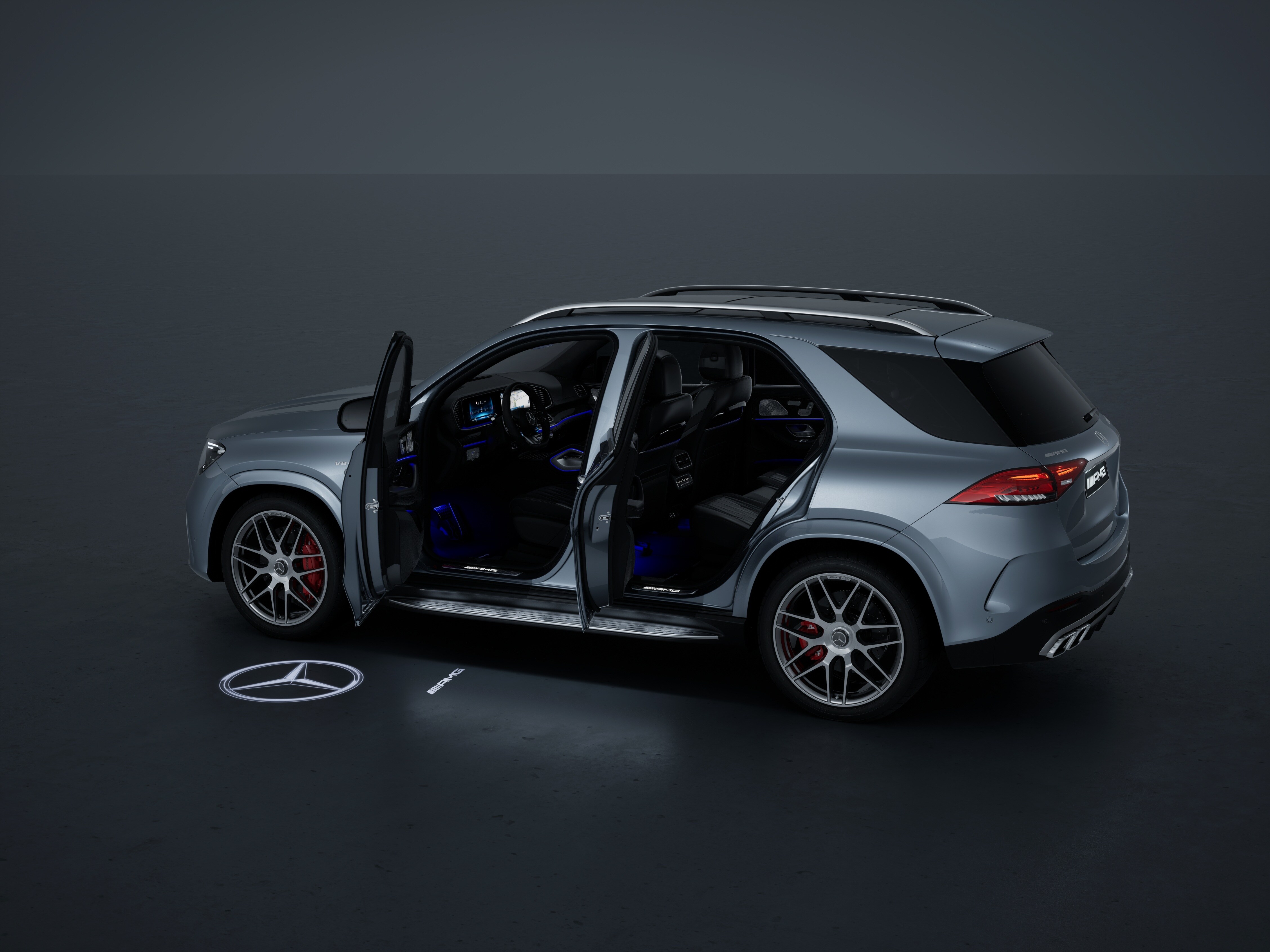 全新 Mercedes-AMG GLE 的含動態 AMG 標誌投射環境照明。