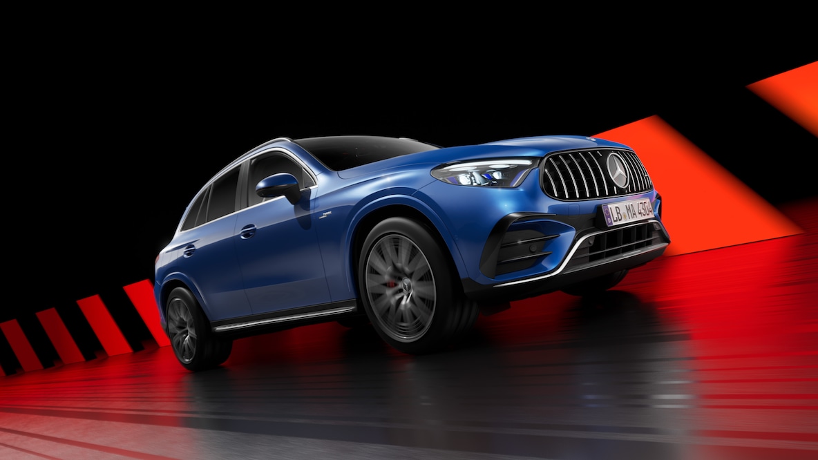 配備 AMG 外觀夜色套件 Mercedes-AMG GLC 運動休旅車車頭偏側視圖。