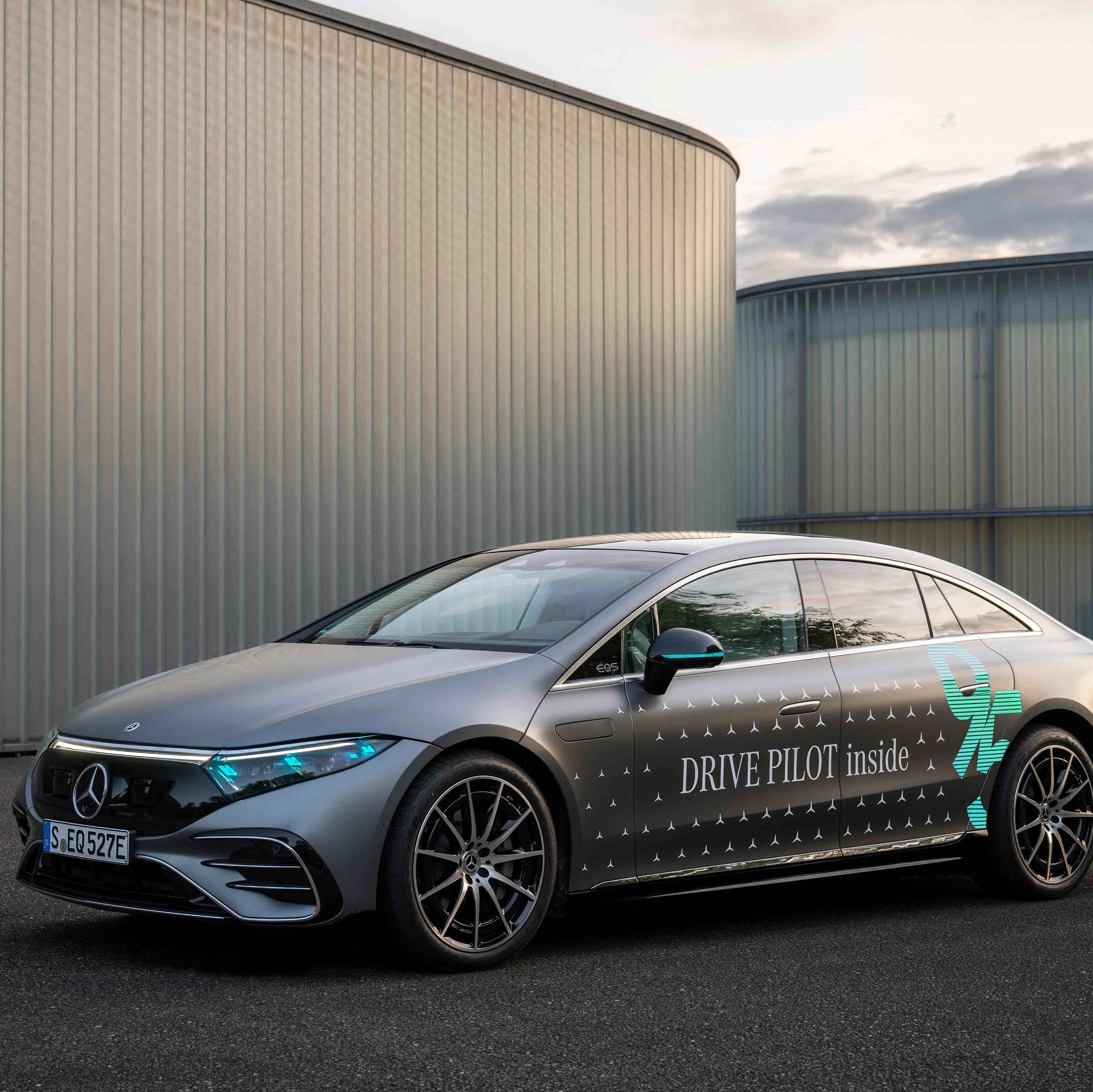 Mercedes-Benz 立下自動駕駛的國際語言—松石綠色警示燈