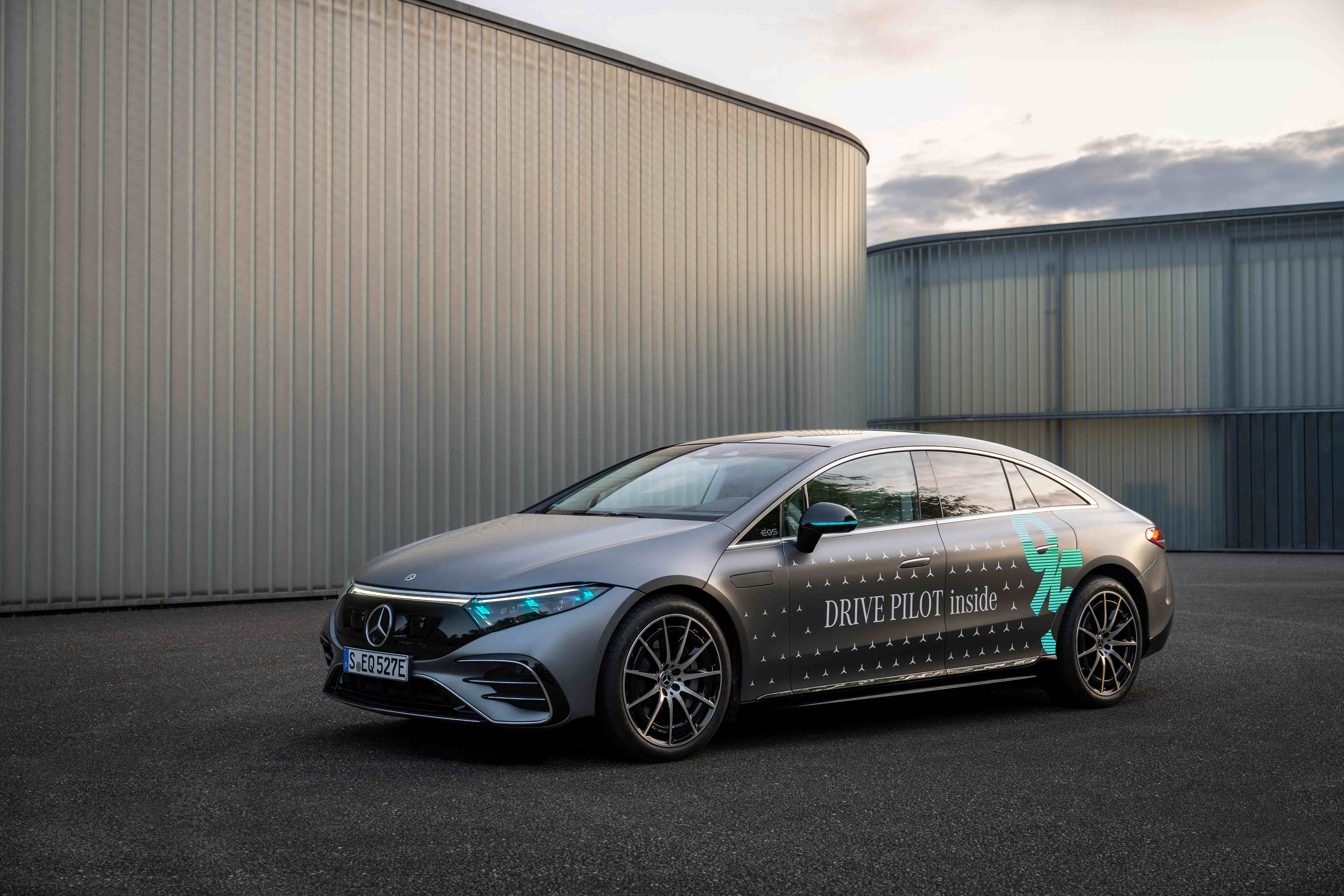 Mercedes-Benz 立下自動駕駛的國際語言—松石綠色警示燈 Mercedes-Benz 立下自動駕駛的國際語言—松石綠色警示燈