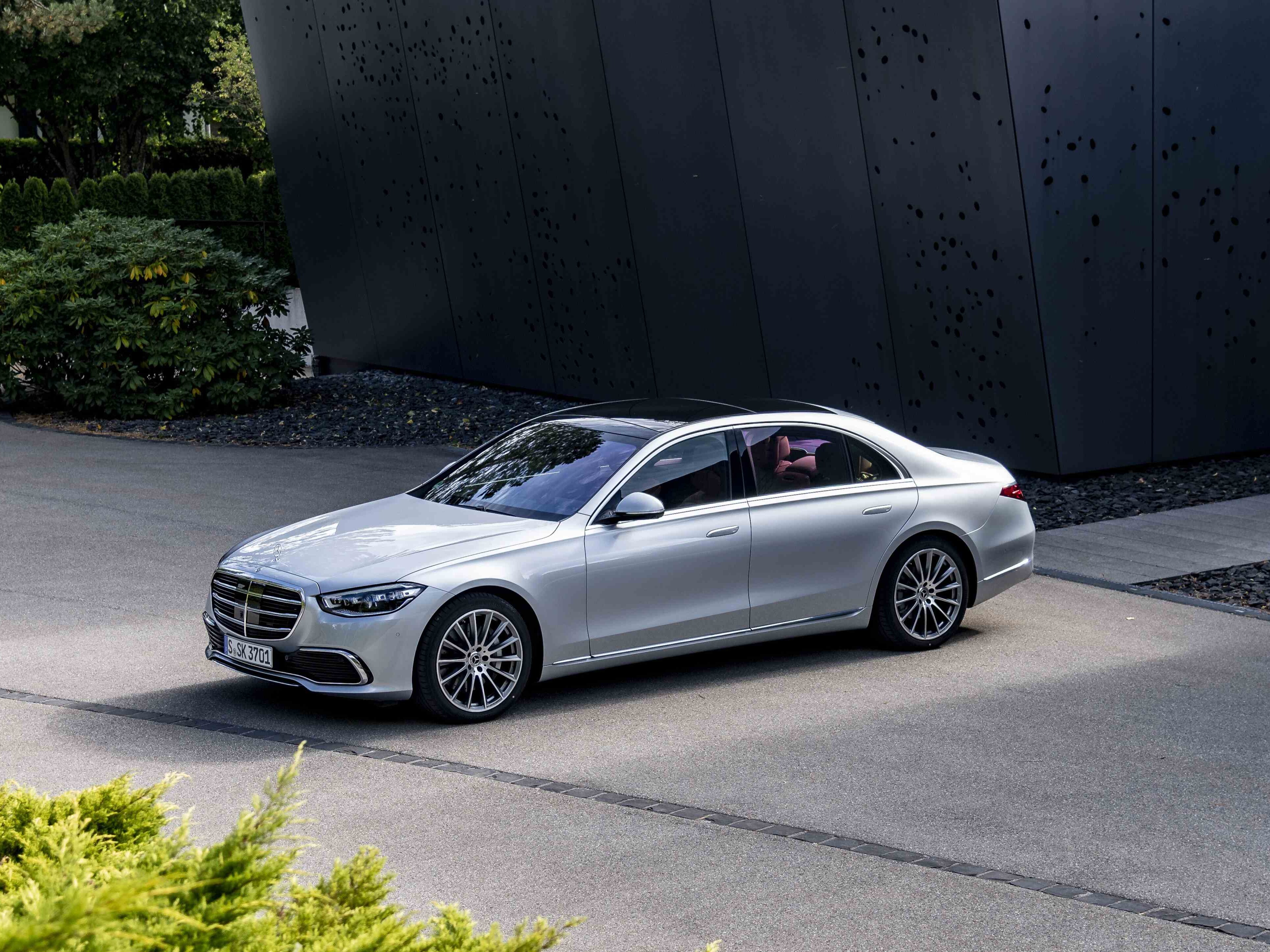 2 月底前完成掛牌，全車系即享「星之寵愛・洲際臻選」洲際飯店住宿專案，打造「一台 Mercedes-Benz，兩種奢華」的頂級生活體驗