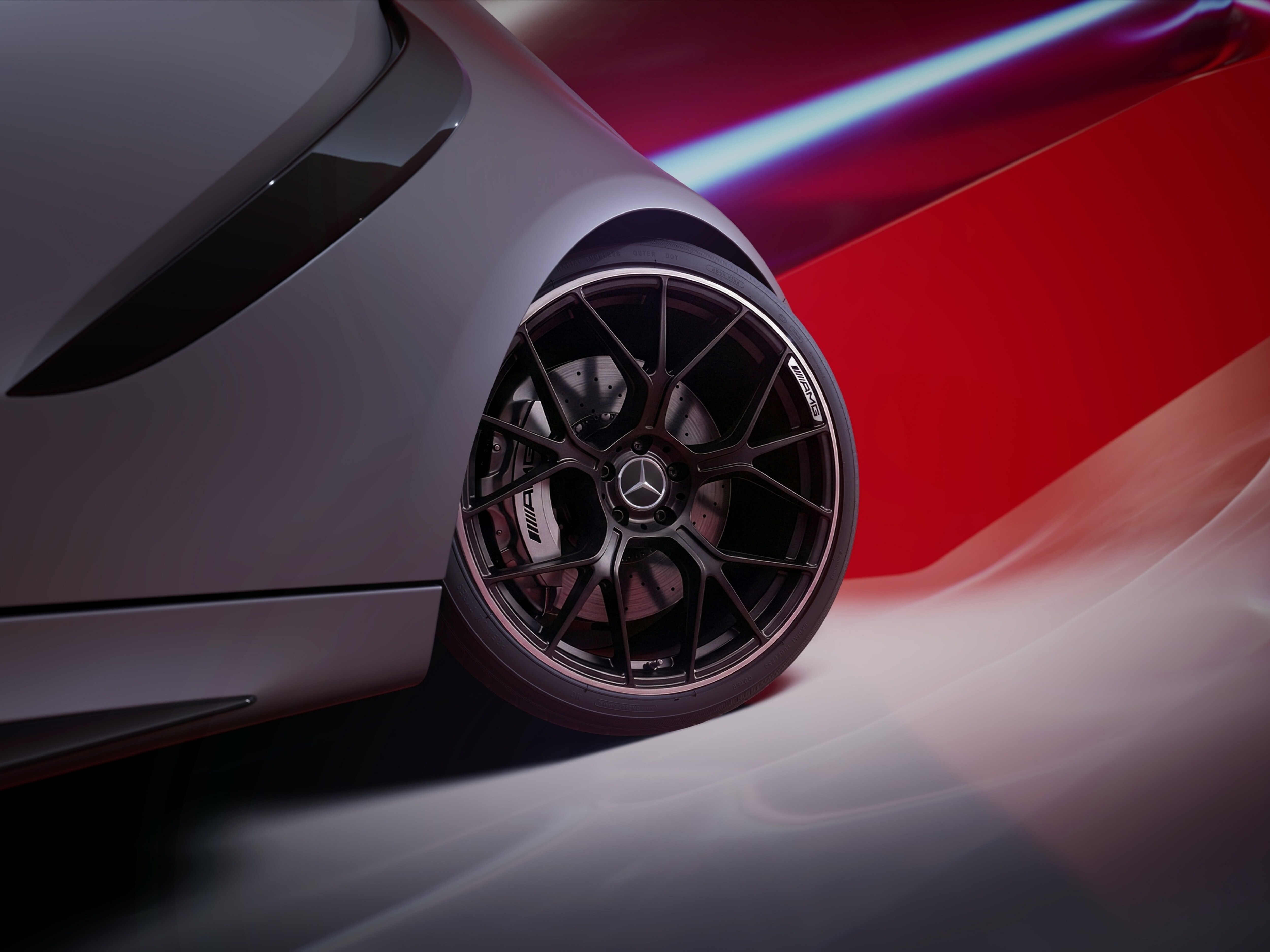 20 吋 AMG 交叉輪輻式鍛造輪圈，為車輛動態表現勾勒出俐落而銳利的收尾