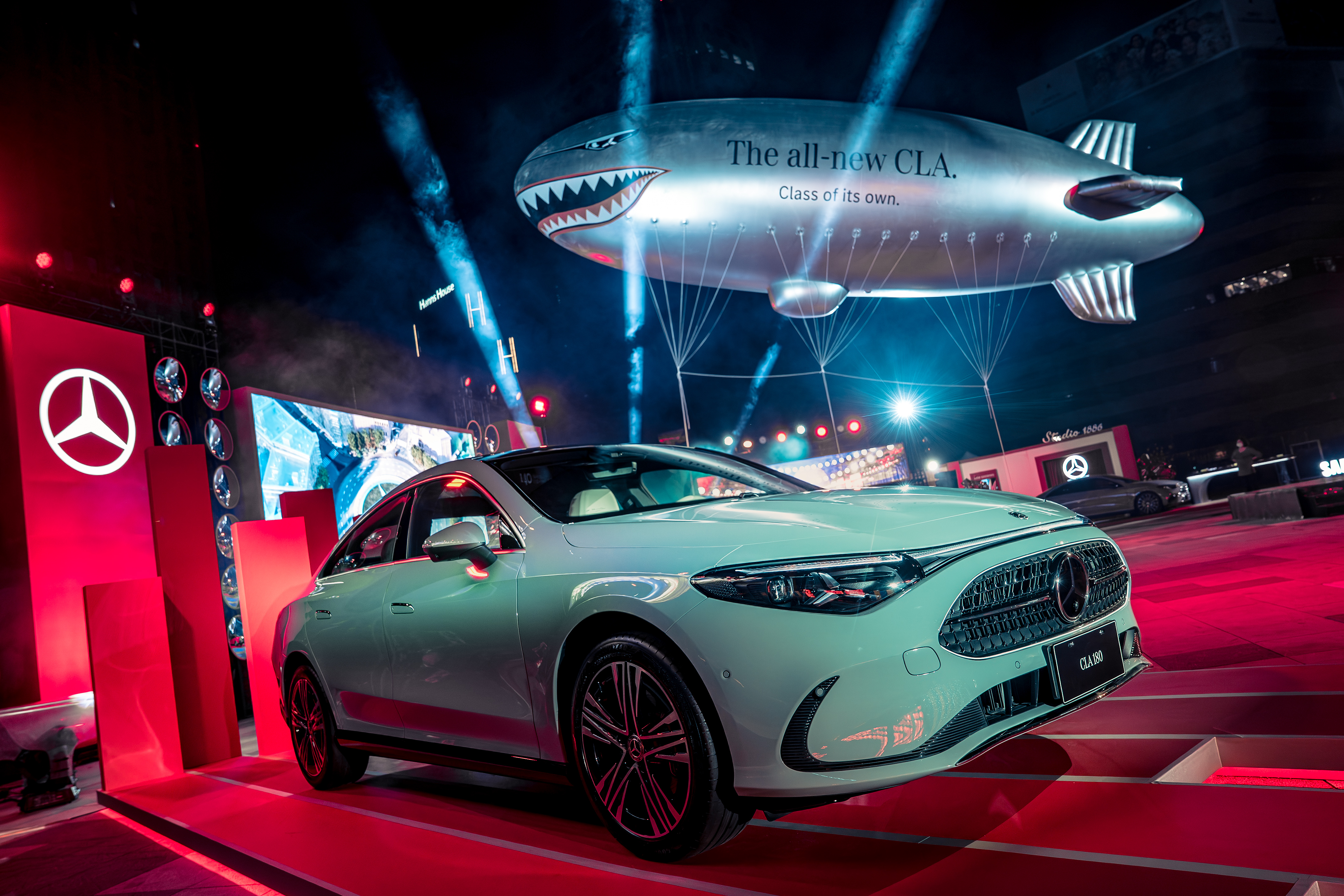 全新 CLA 基於 MMA 模組化平台打造,以純電動力為核心架構,兼容燃油動力 全新 CLA 基於 MMA 模組化平台打造,以純電動力為核心架構,兼容燃油動力