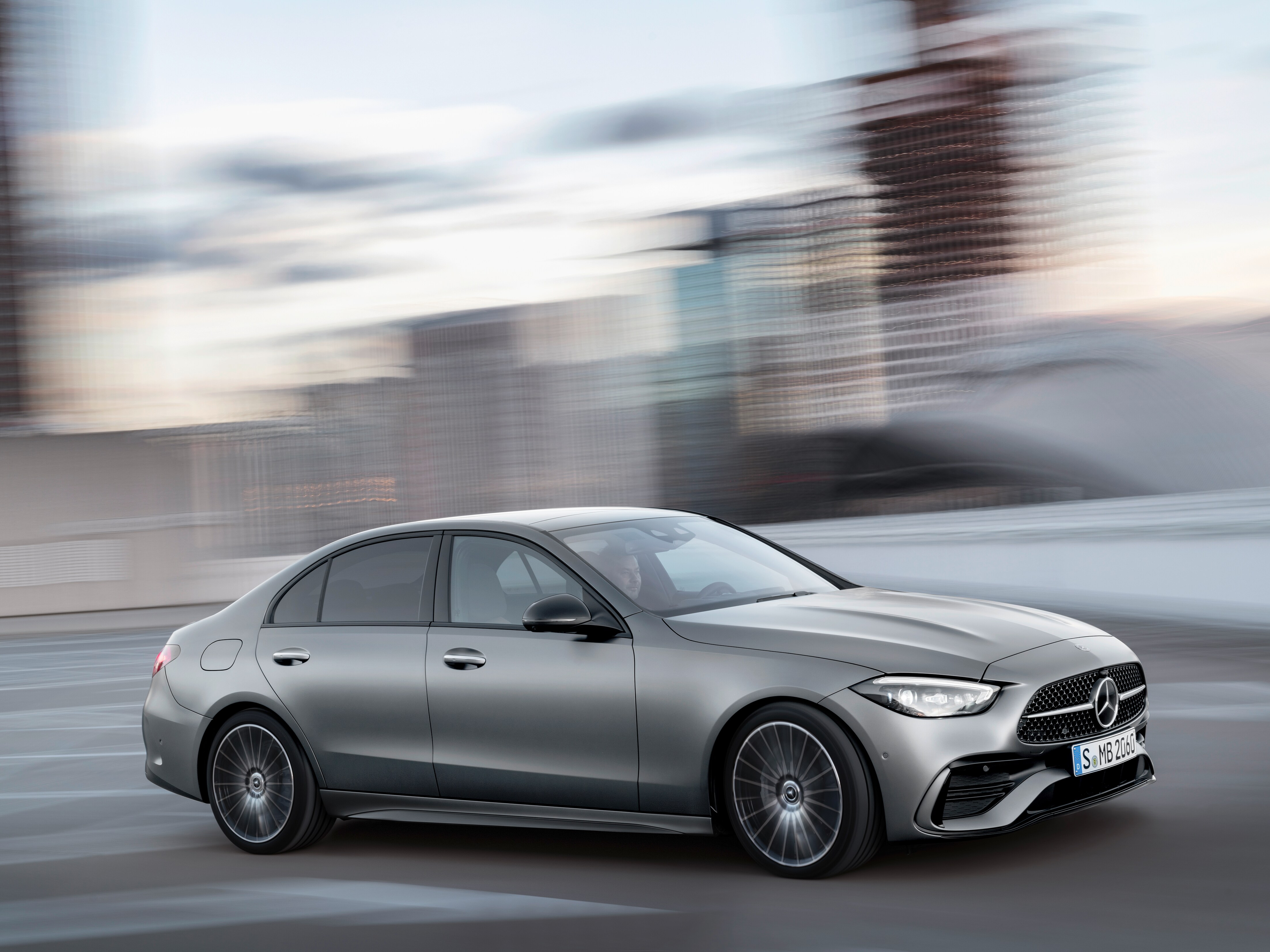 C-Class 星耀版升級標備夜色套件及多光束智慧型數位頭燈，視覺更具侵略性。