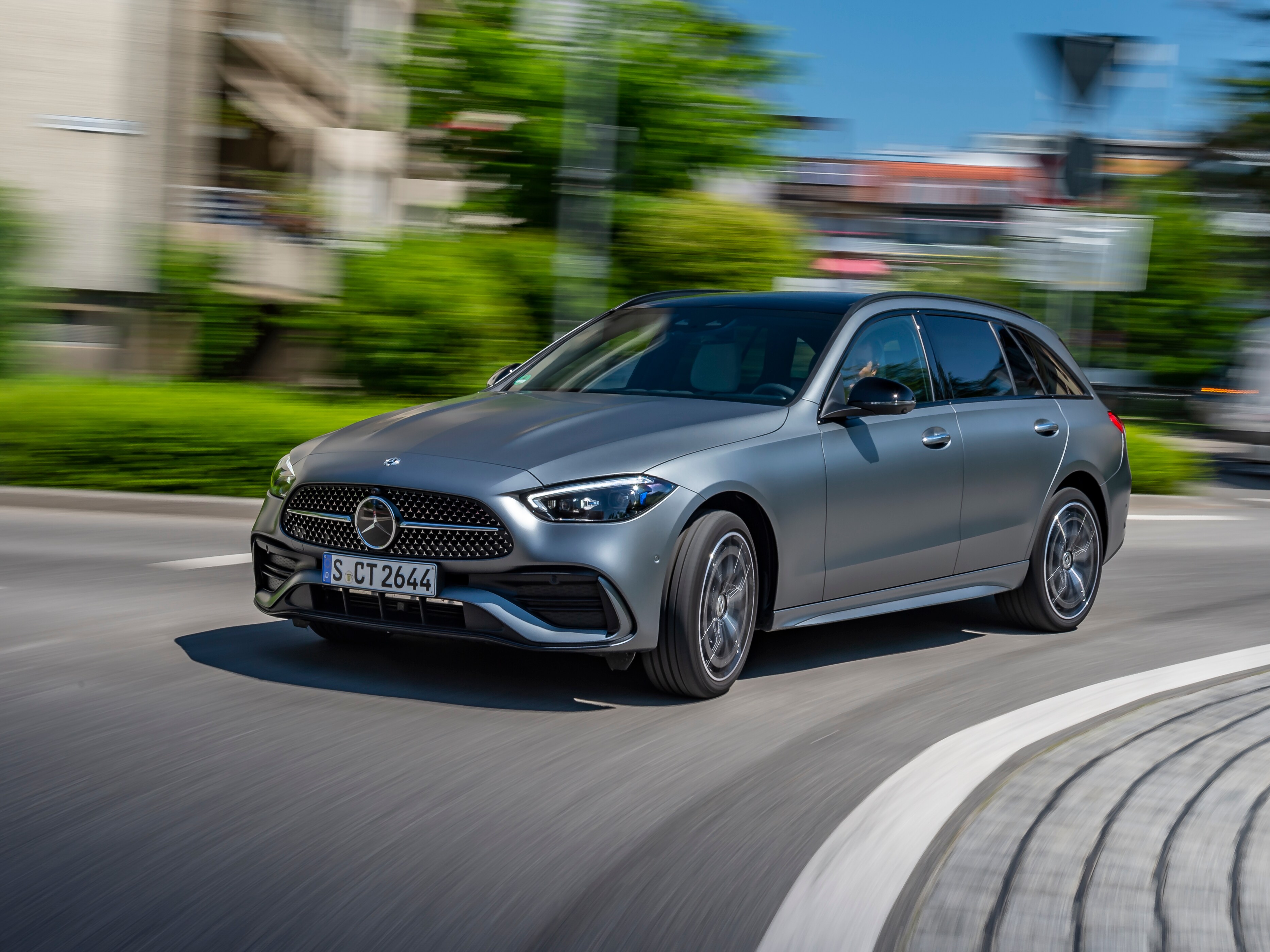 C 300 全面強化運動性，導入可變阻尼懸吊及後軸轉向系統，大幅縮小迴轉半徑。