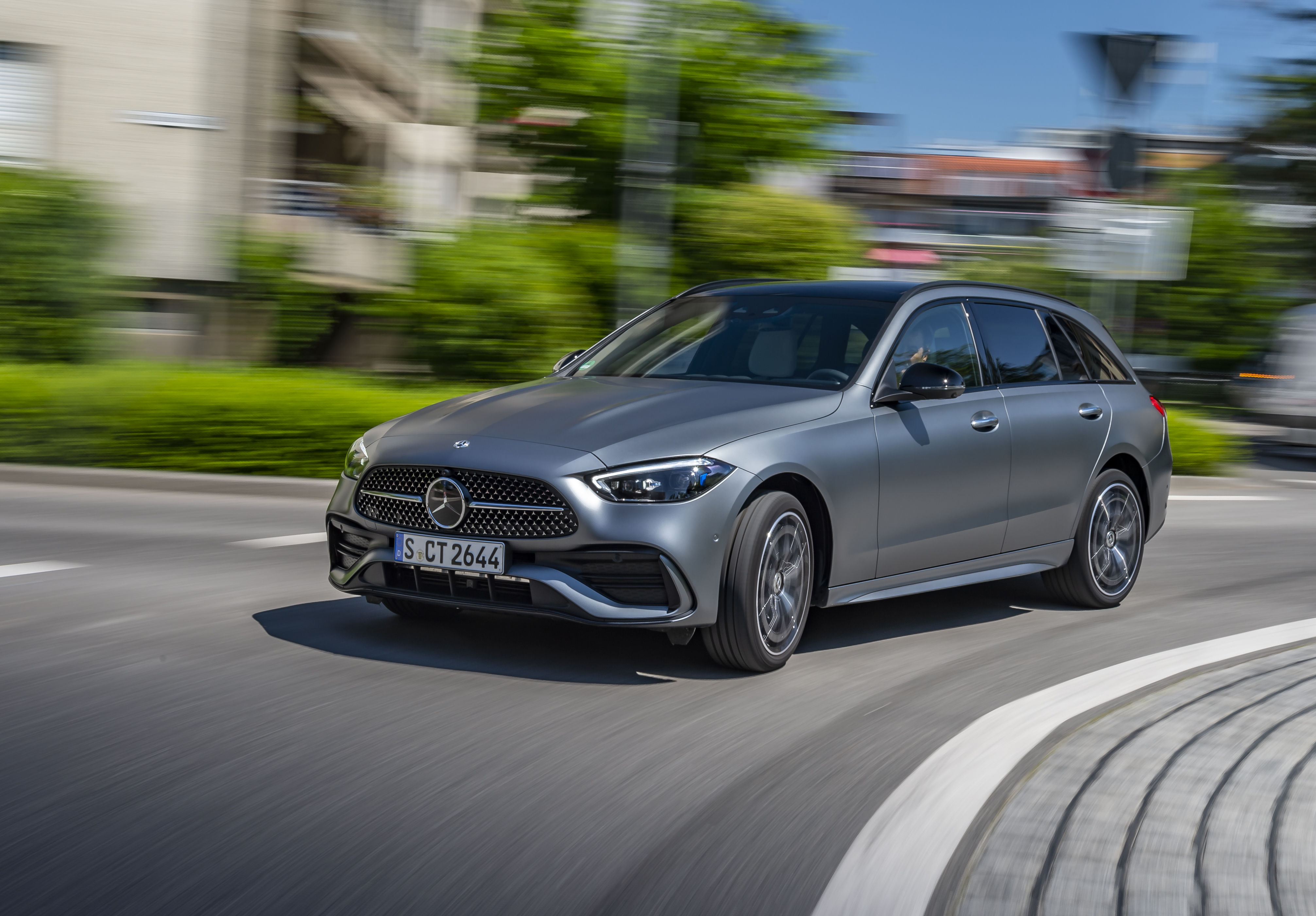 C 300 全面強化運動性,導入可變阻尼懸吊及後軸轉向系統,大幅縮小迴轉半徑。 C 300 全面強化運動性,導入可變阻尼懸吊及後軸轉向系統,大幅縮小迴轉半徑。