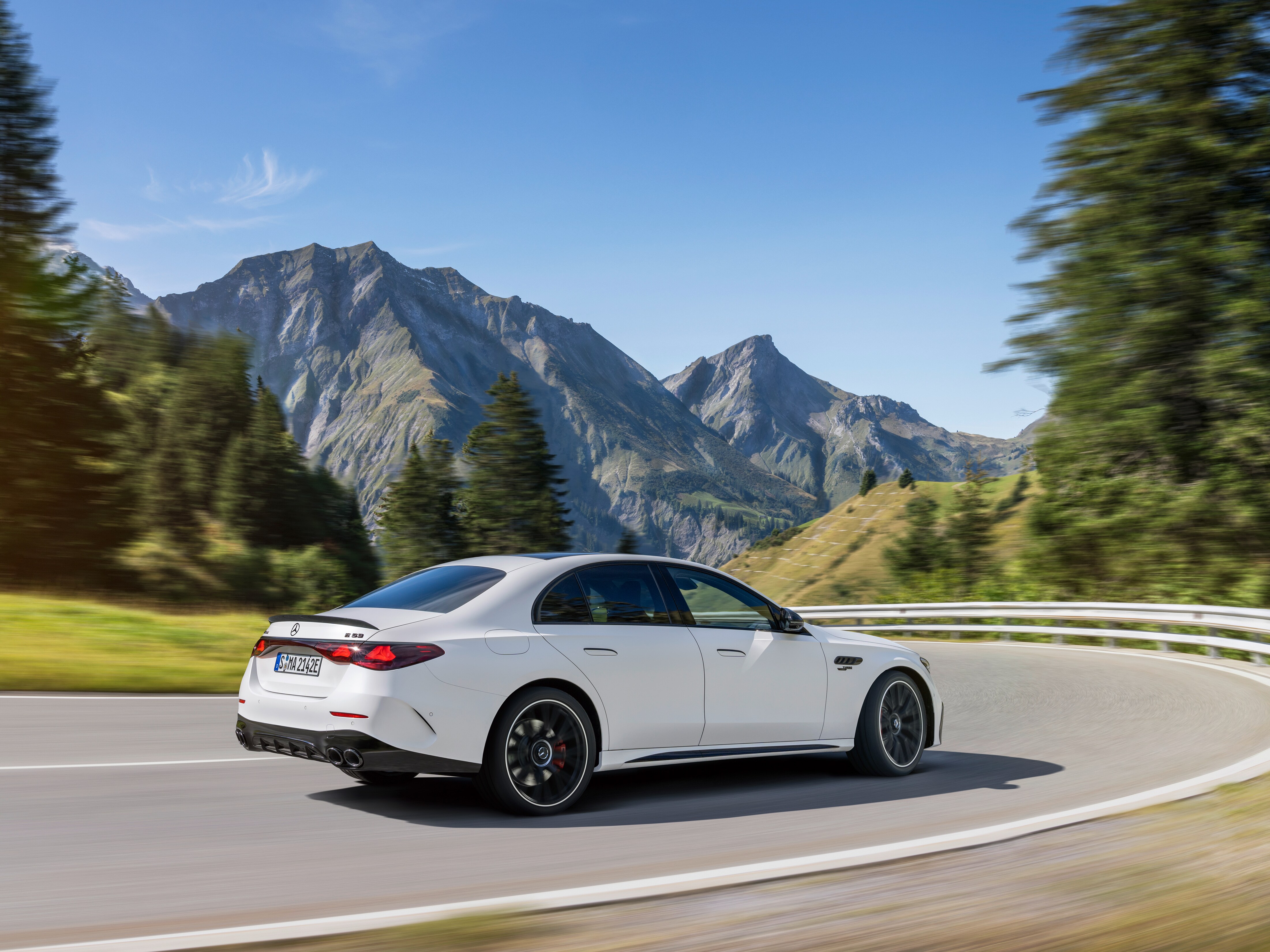 E 53 星耀版結合 AMG 夜色套件及遮陽套件，打造兼具性能與私密座艙的熱血意境。