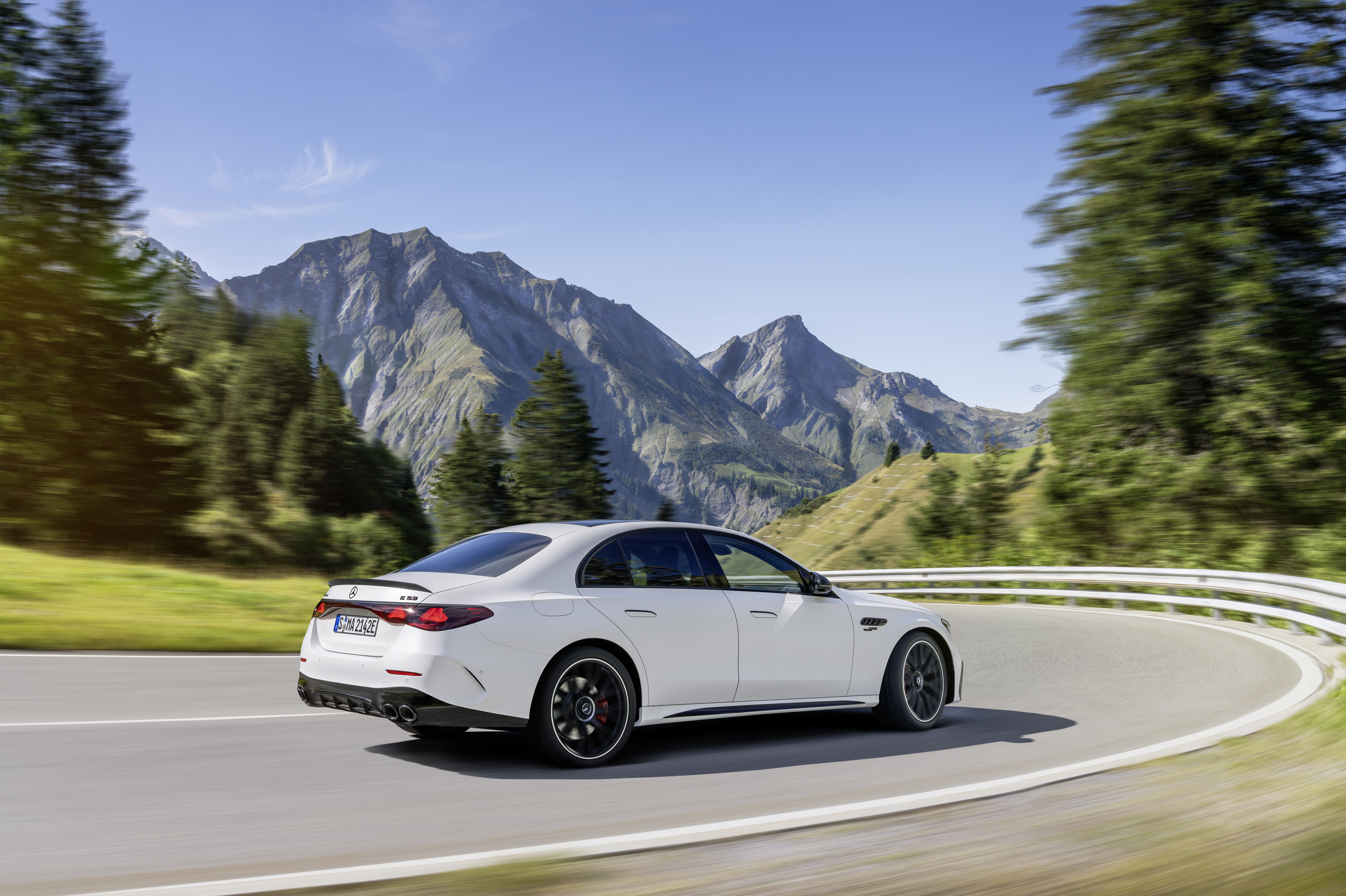 E 53 星耀版結合 AMG 夜色套件及遮陽套件,打造兼具性能與私密座艙的熱血意境。 E 53 星耀版結合 AMG 夜色套件及遮陽套件,打造兼具性能與私密座艙的熱血意境。