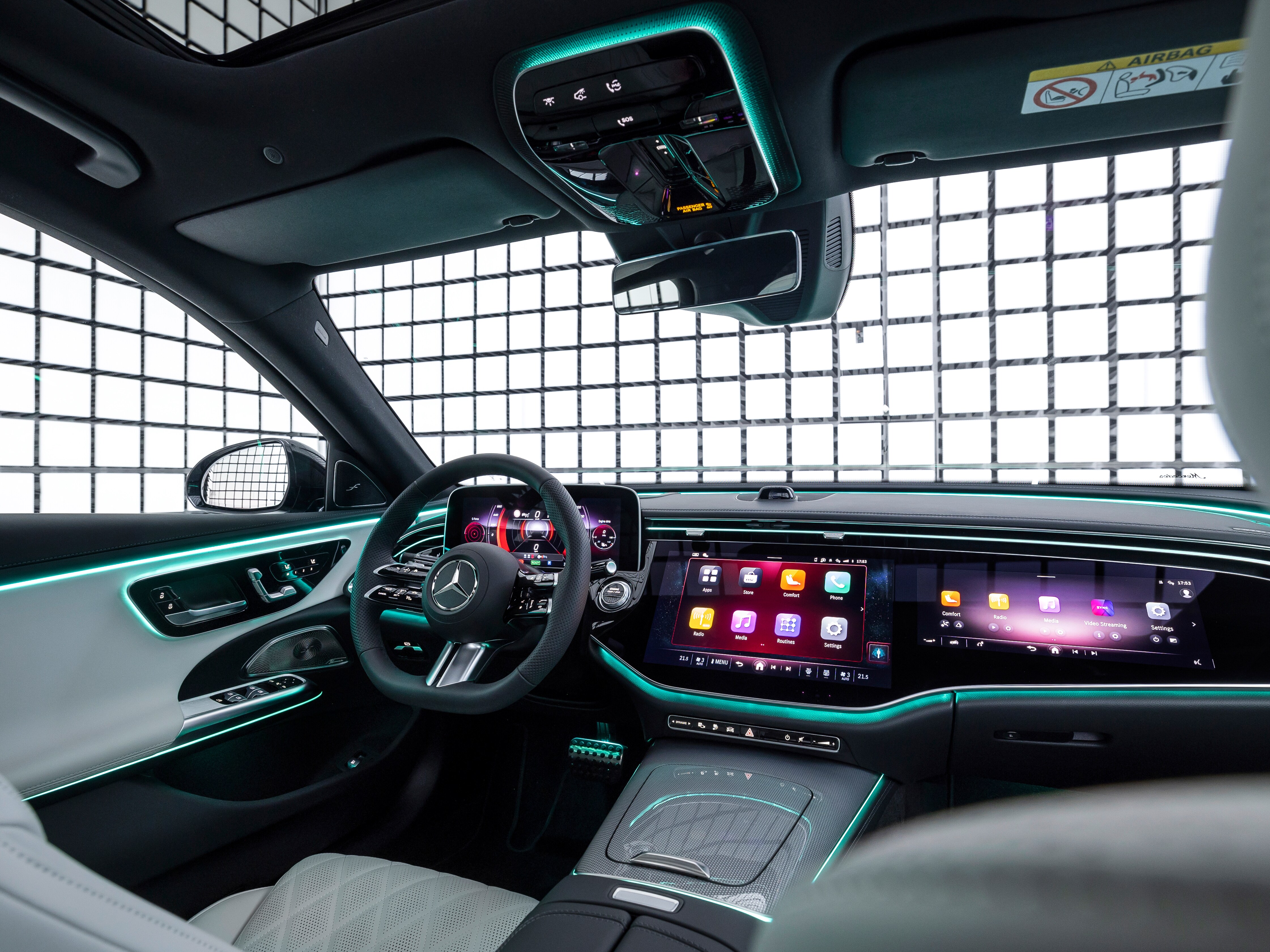 E-Class 星耀版配備 14.4 吋高解析觸控螢幕，結合 Burmester® 4D 環場音響與主動式環景照明，展現科技豪華氛圍。