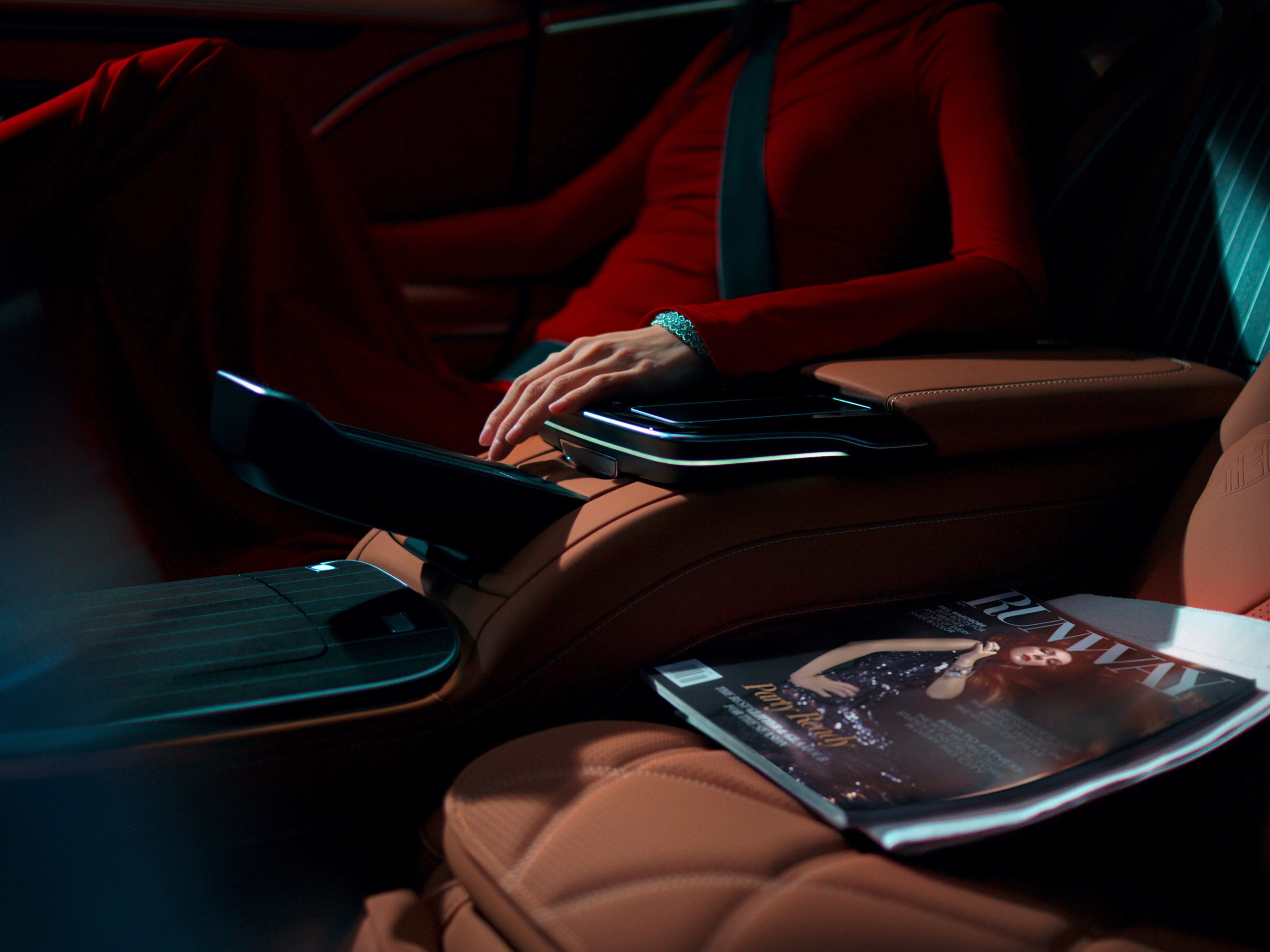 惡魔藏在細節裡。Mercedes-Maybach 從 MANUFAKTUR 高級訂製內裝，到近乎隔絕外界的靜謐車室，每一處細節對細節近乎偏執的要求