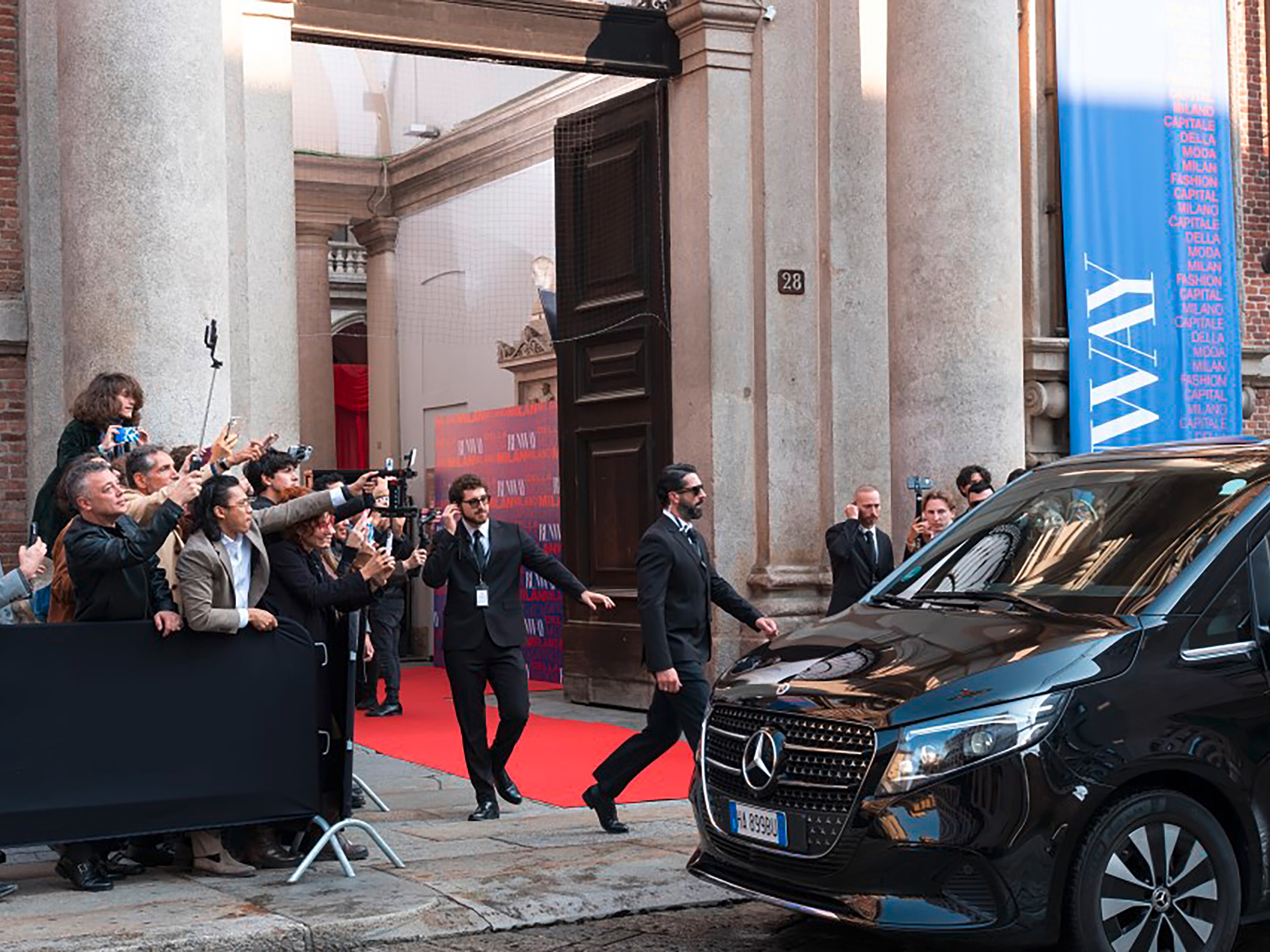 在《穿著 Prada 的惡魔 2》這個關於時尚與權力的世界裡，Mercedes-Benz 從來不只是陪伴角色出現，而是讓每一次現身，都帶有明確的立場