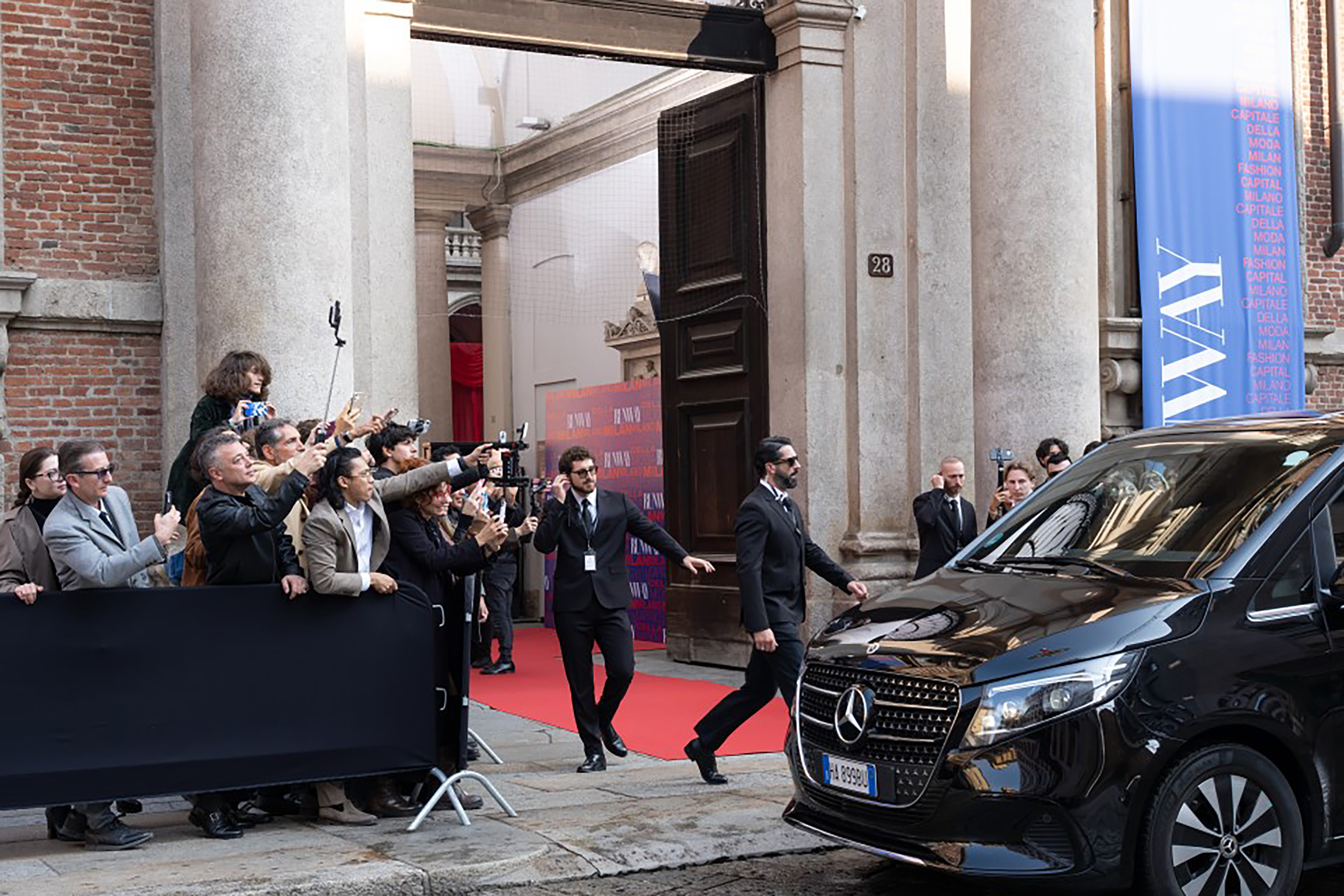 在《穿著 Prada 的惡魔 2》這個關於時尚與權力的世界裡,Mercedes-Benz 從來不只是陪伴角色出現,而是讓每一次現身,都帶有明確的立場 在《穿著 Prada 的惡魔 2》這個關於時尚與權力的世界裡,Mercedes-Benz 從來不只是陪伴角色出現,而是讓每一次現身,都帶有明確的立場