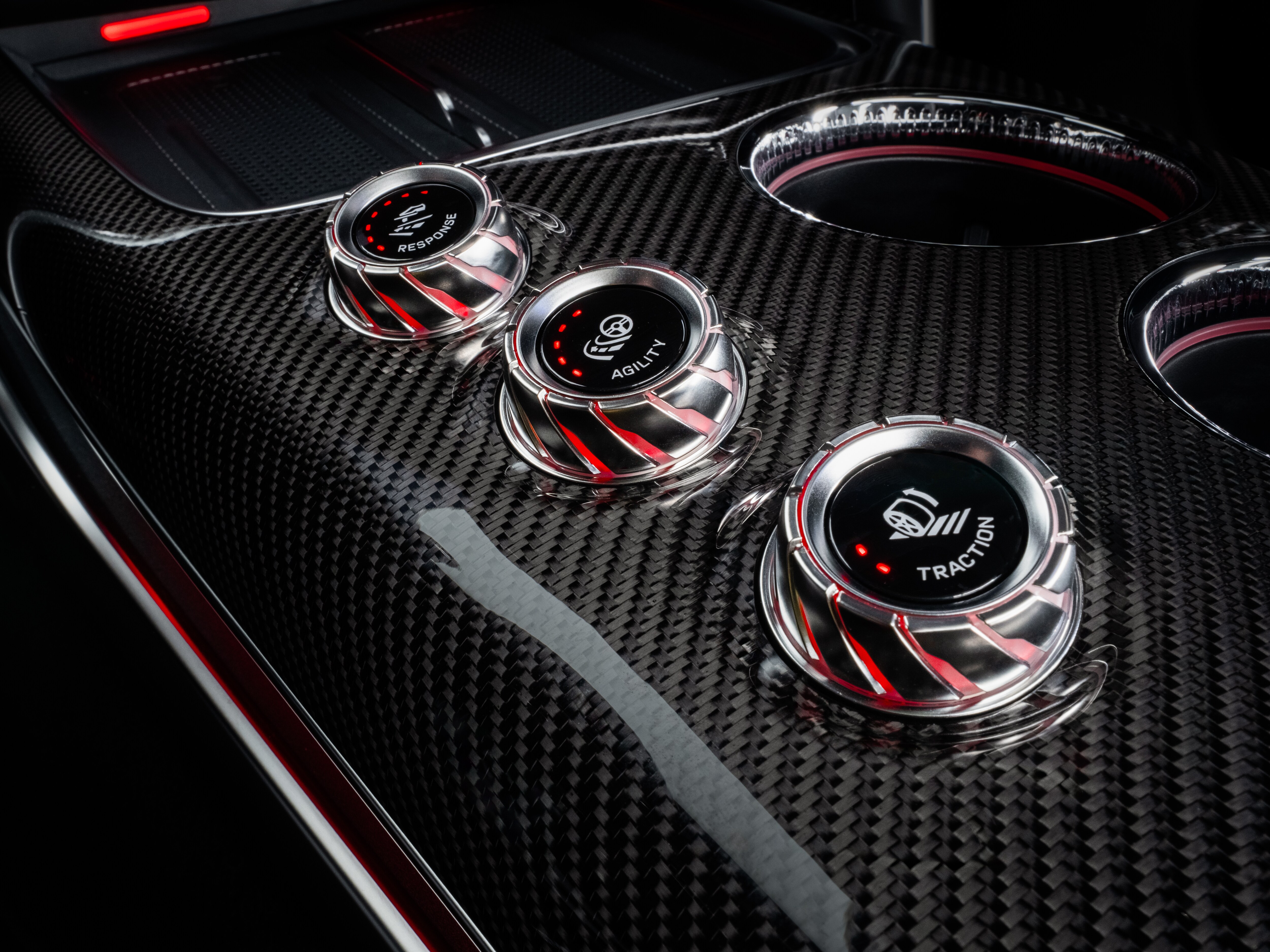 The all-new Mercedes-AMG GT 4-Door Coupé 搭載 AMG FORCE S+ 駕馭體驗、多種駕馭模式等，讓每次加速充滿戲劇張力與感官刺激