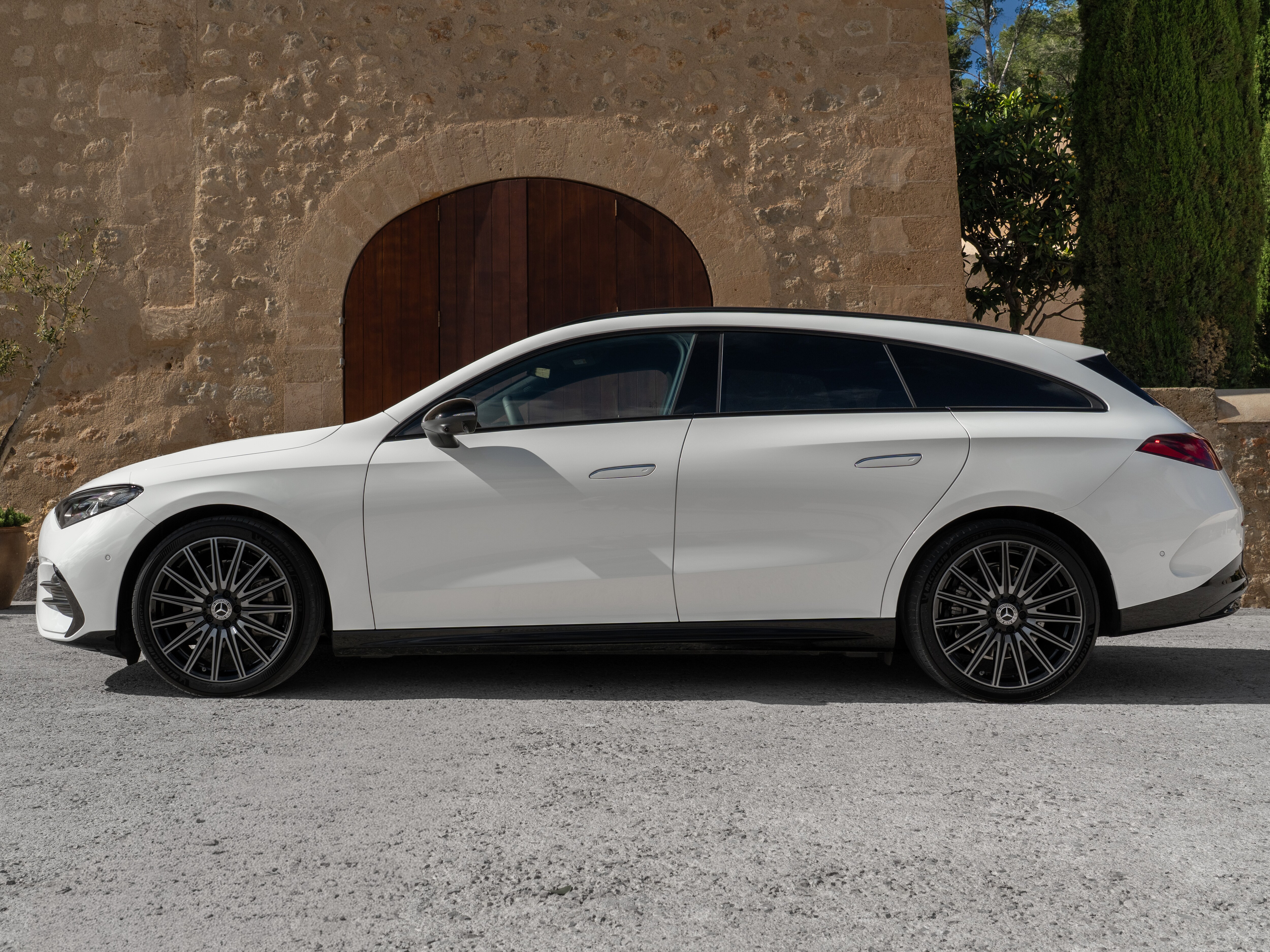 車頂線條一路向後延展出專屬於 Shooting Brake 的獵跑輪廓