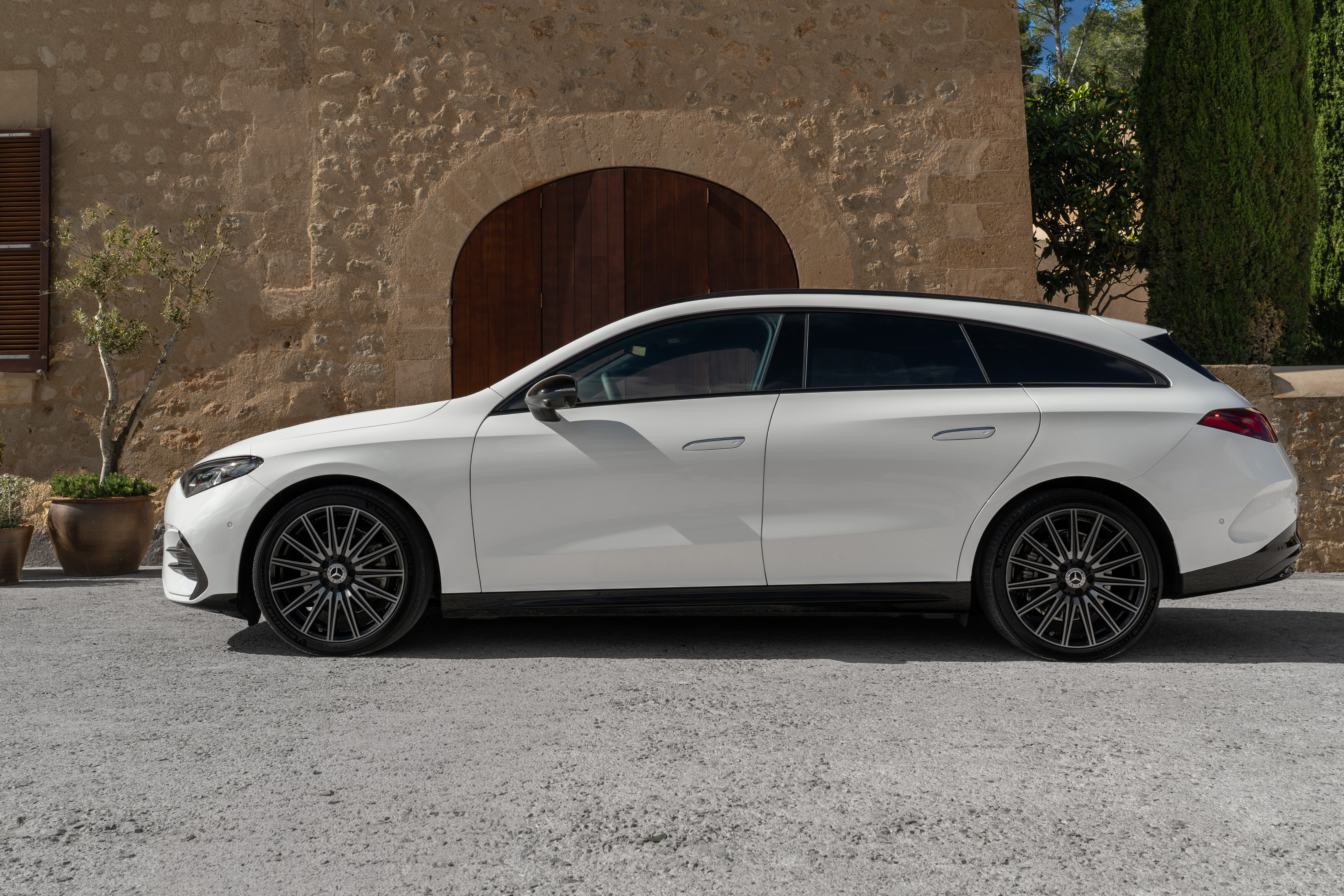 車頂線條一路向後延展出專屬於 Shooting Brake 的獵跑輪廓 車頂線條一路向後延展出專屬於 Shooting Brake 的獵跑輪廓