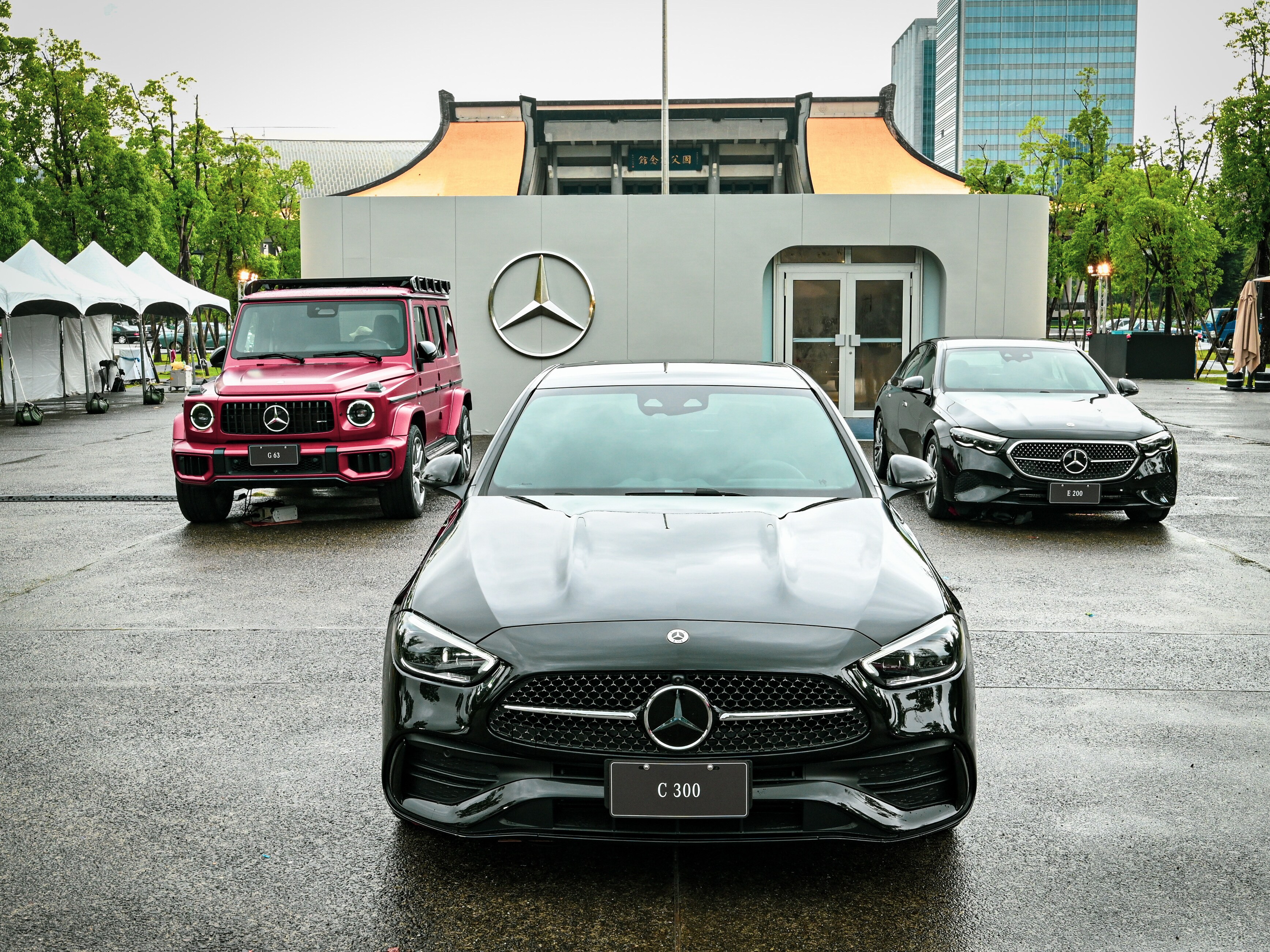 新世代登場，現場展出 C-Class、E-Class、G 63 等車款，完整呈現 Mercedes-Benz 當前產品陣線的多元魅力