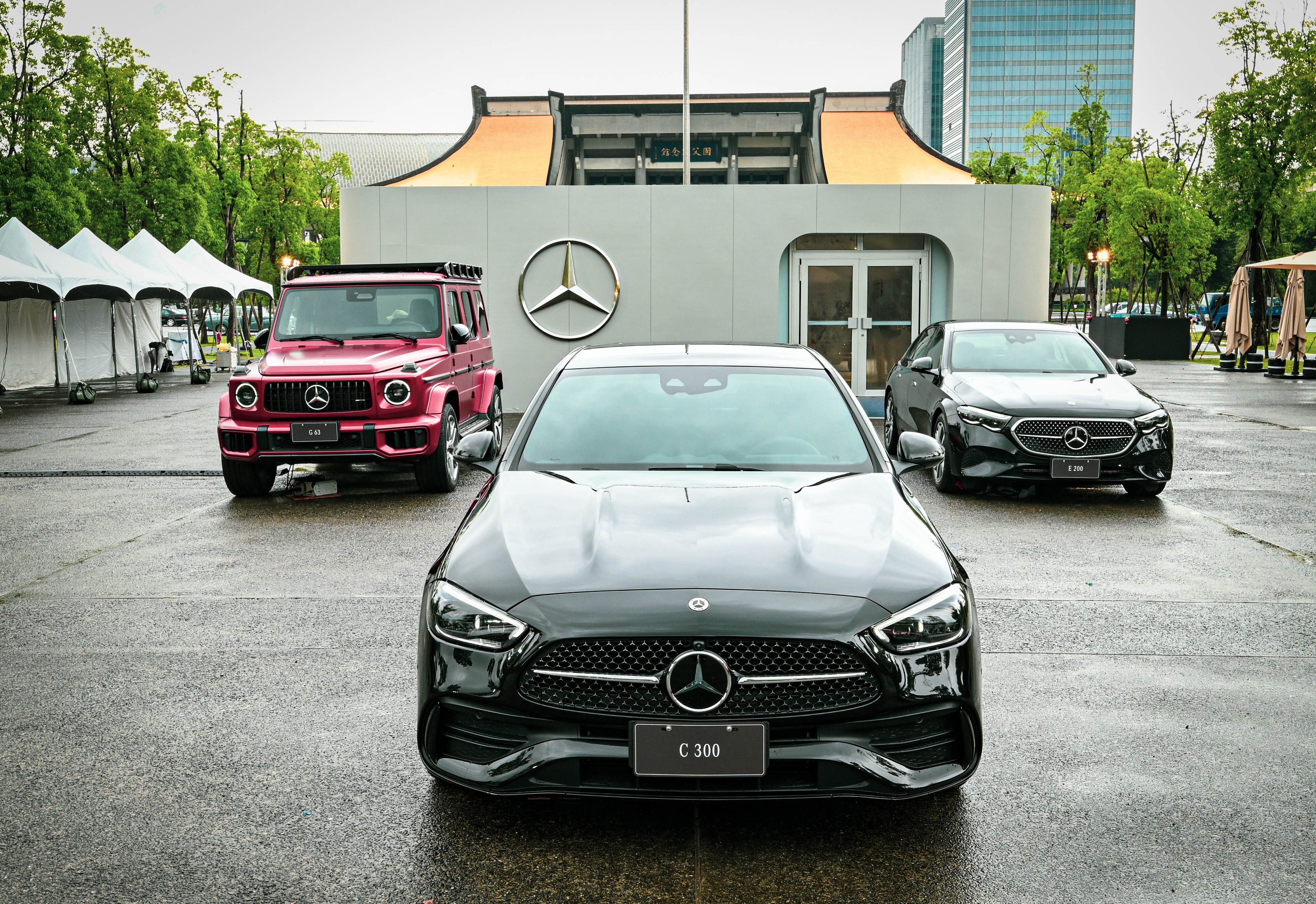 新世代登場,現場展出 C-Class、E-Class、G 63 等車款,完整呈現 Mercedes-Benz 當前產品陣線的多元魅力 新世代登場,現場展出 C-Class、E-Class、G 63 等車款,完整呈現 Mercedes-Benz 當前產品陣線的多元魅力