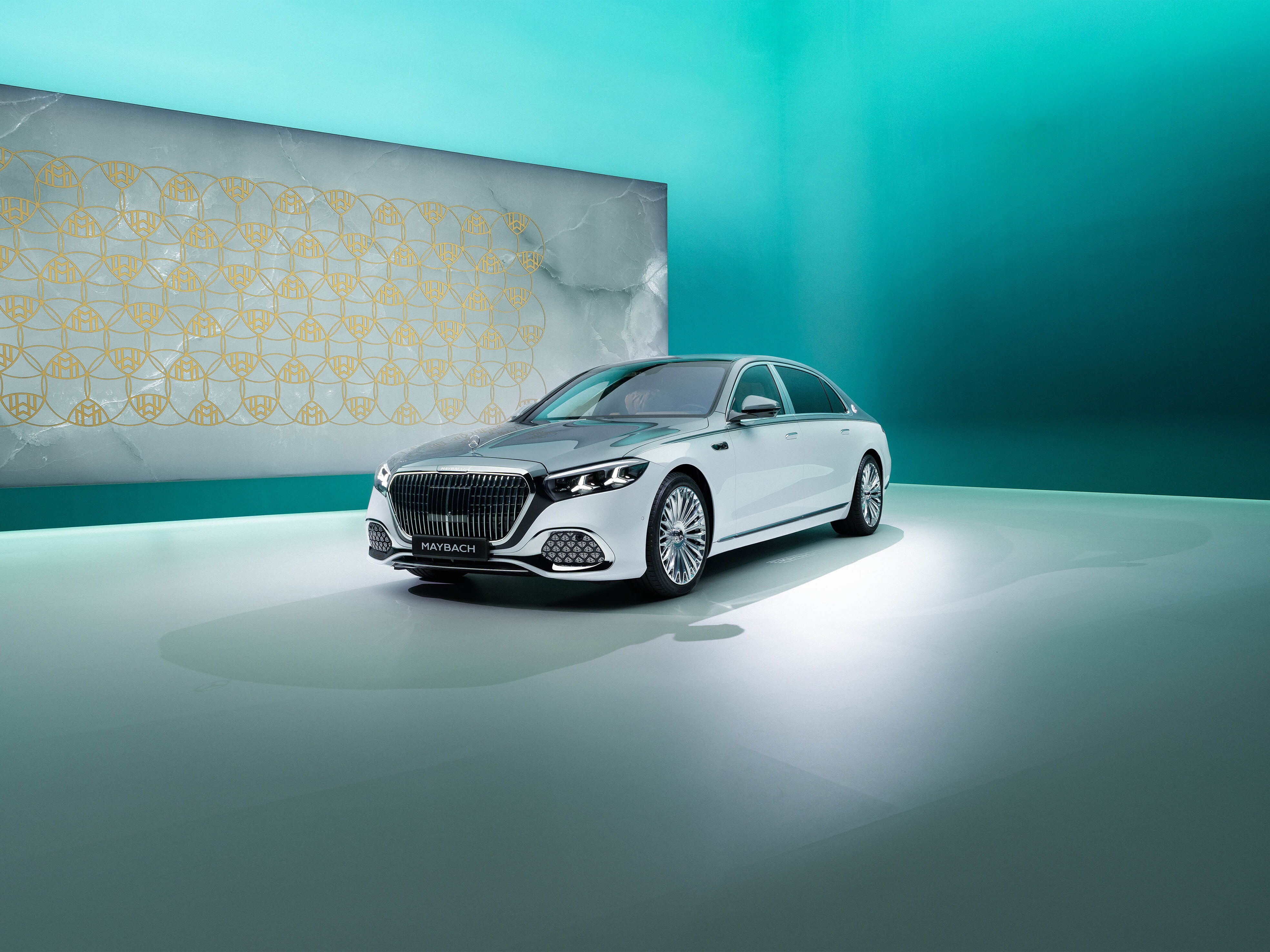 全新 Mercedes-Maybach S 580 4MATIC 擁有無可比擬的頭等艙後座空間、專屬雙色車漆與極致靜謐性，建議售價 1,214 萬元起