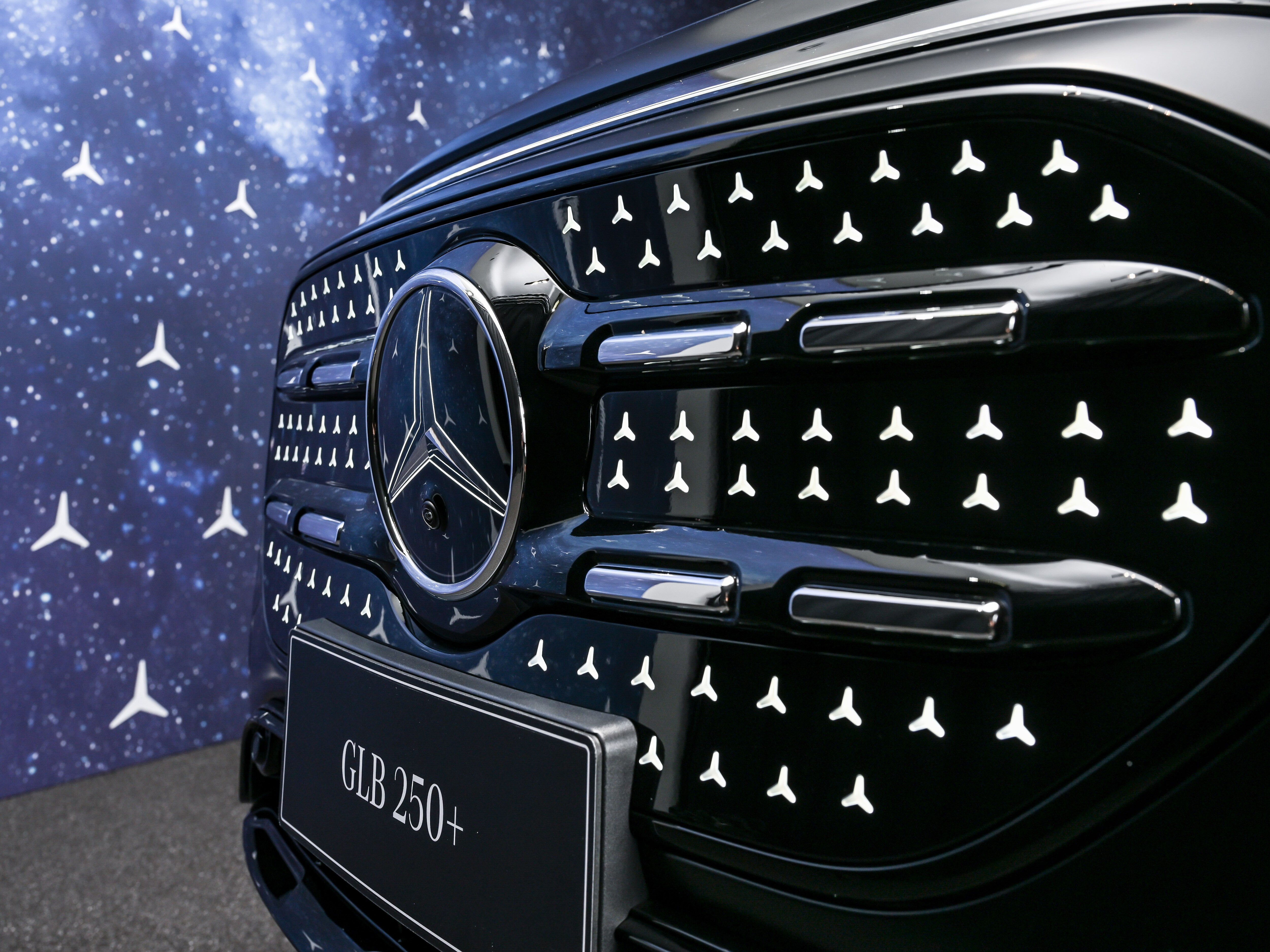 全新 GLB 外觀延續世代 SUV 設計語彙， 94 顆 LED 星芒車頭飾板，展現鮮明自信的豪華風格