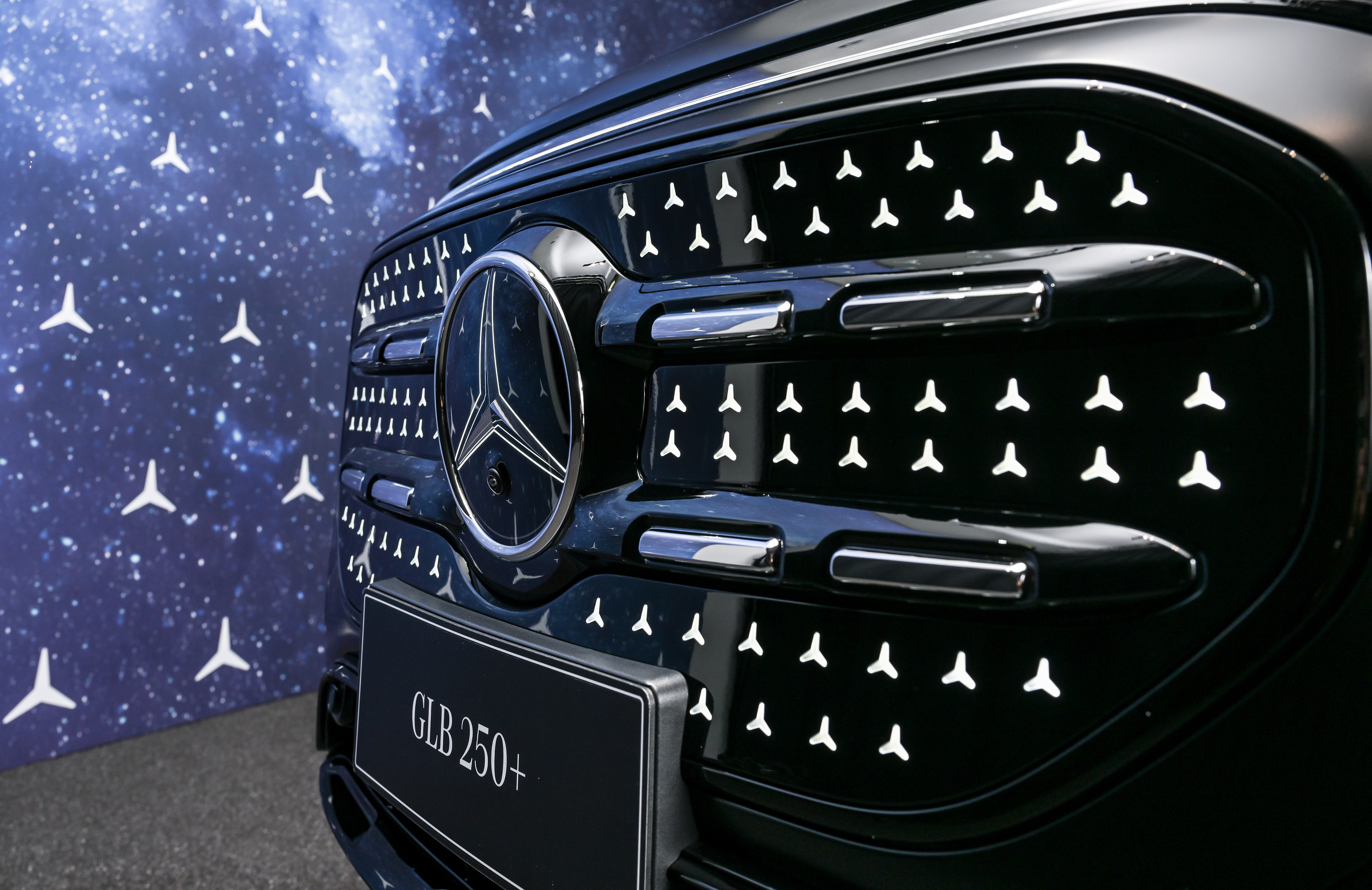 全新 GLB 外觀延續世代 SUV 設計語彙, 94 顆 LED 星芒車頭飾板,展現鮮明自信的豪華風格 全新 GLB 外觀延續世代 SUV 設計語彙, 94 顆 LED 星芒車頭飾板,展現鮮明自信的豪華風格