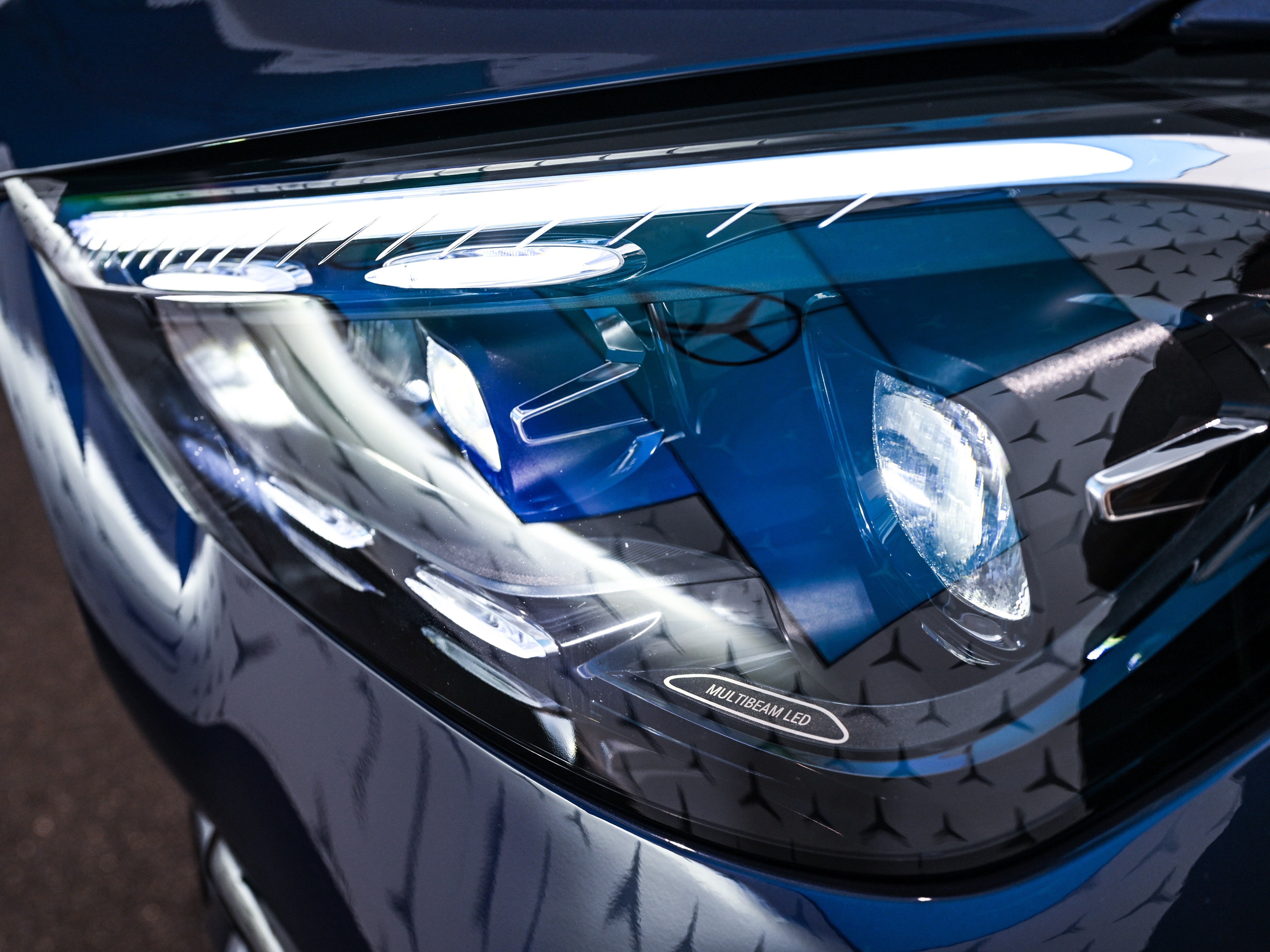 全新 GLE 星耀版全車系標配「多光束智慧型 LED 頭燈」
