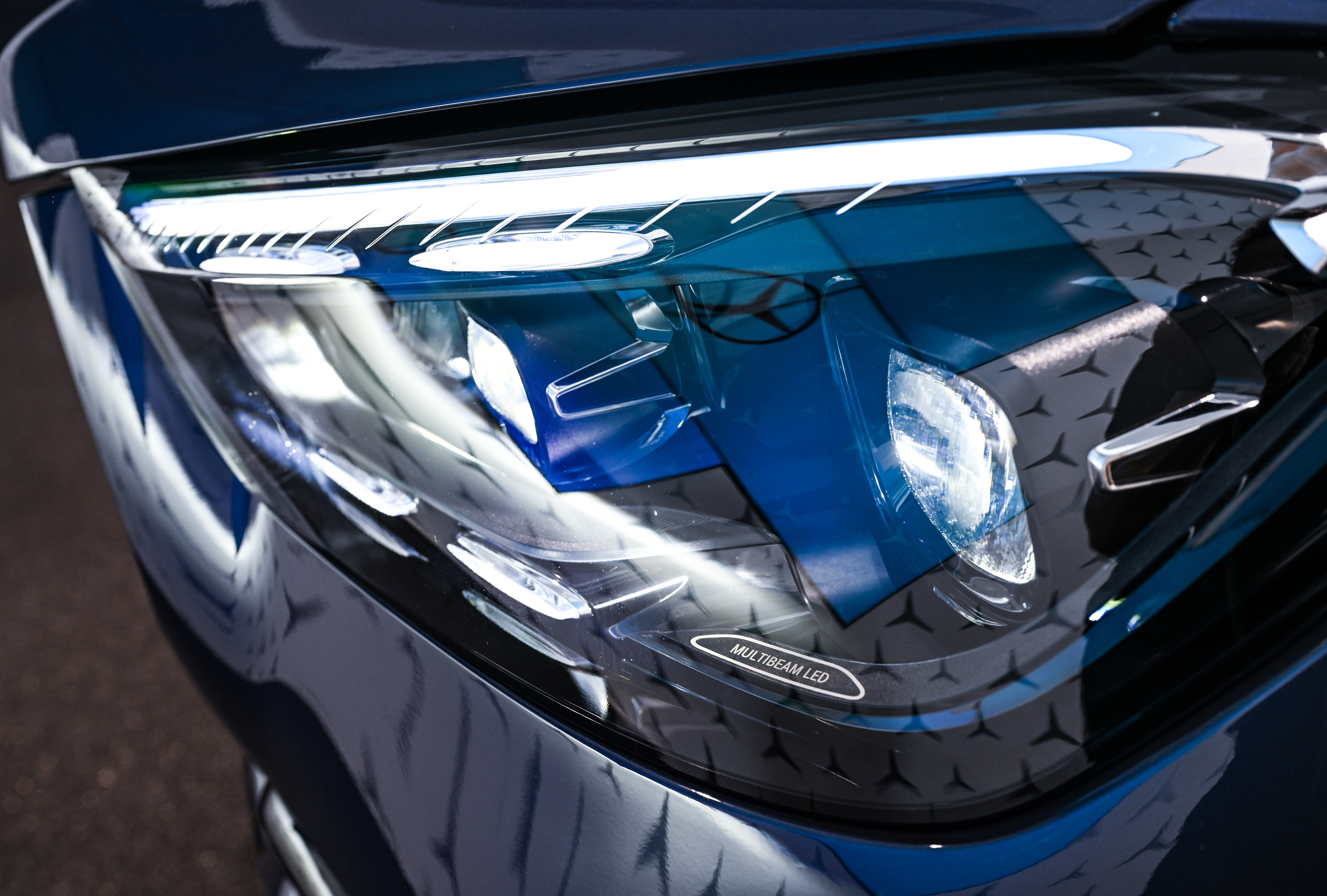 全新 GLE 星耀版全車系標配「多光束智慧型 LED 頭燈」 全新 GLE 星耀版全車系標配「多光束智慧型 LED 頭燈」