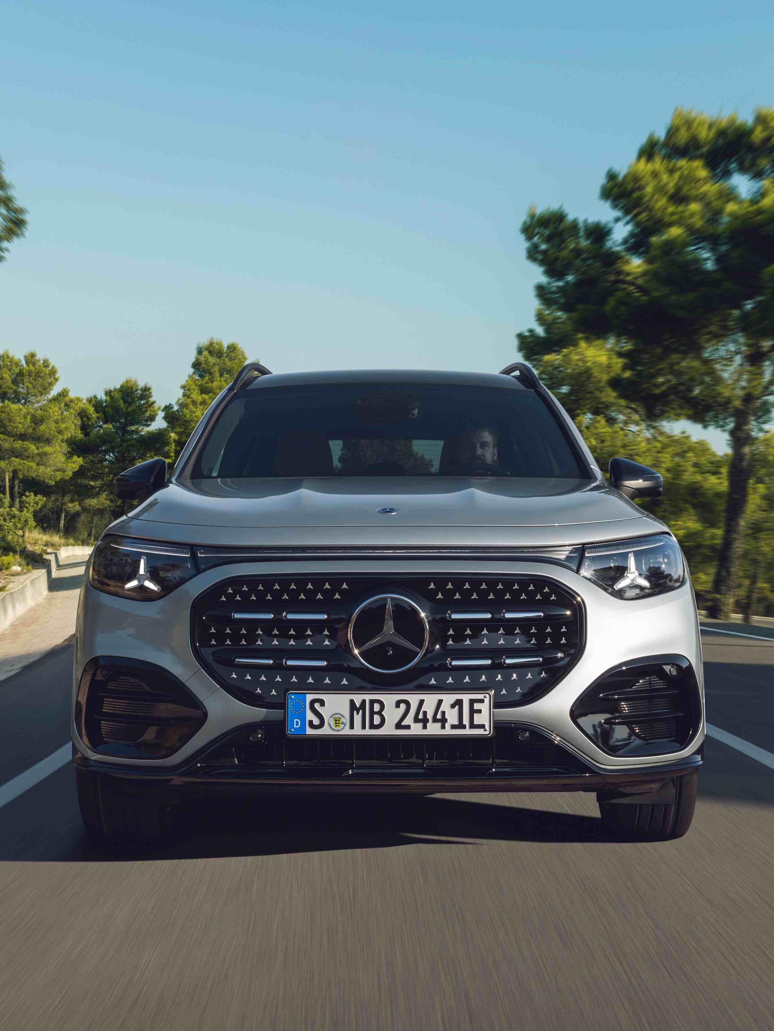 水箱護罩由 94 顆獨立 LED 星芒構成，打造全新視覺亮點